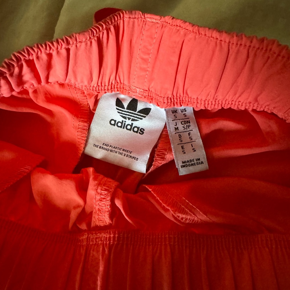 Brand new adidas men’s shorts size small. Shorts have zipper pockets.